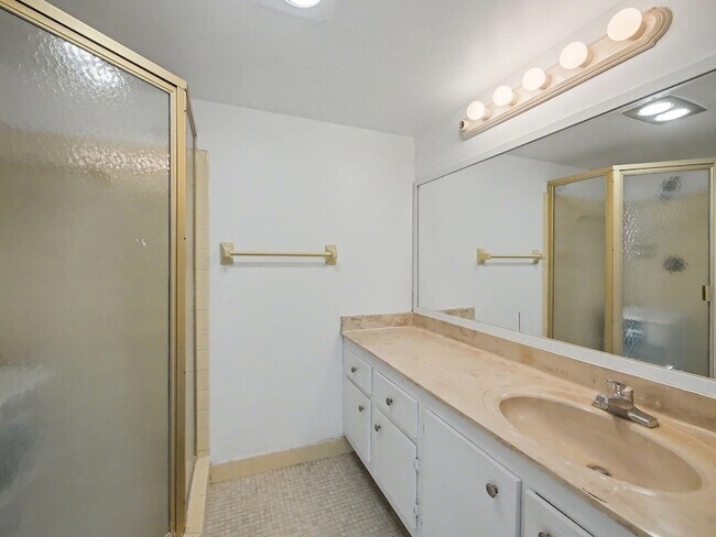 Building Photo - 4800 Bayview Dr