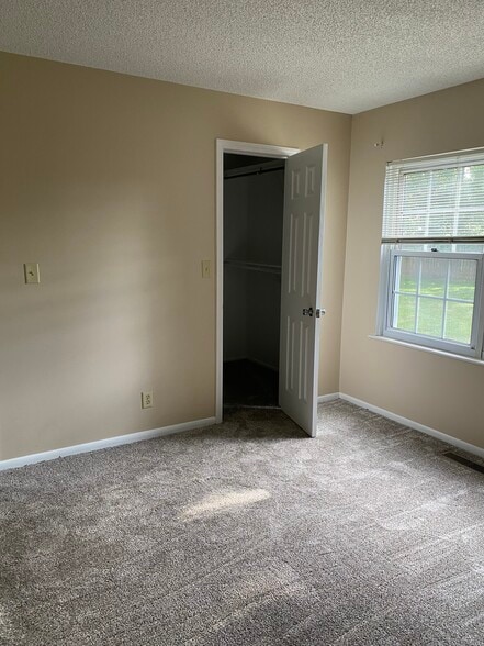 Building Photo - 3219 Hanover Dr