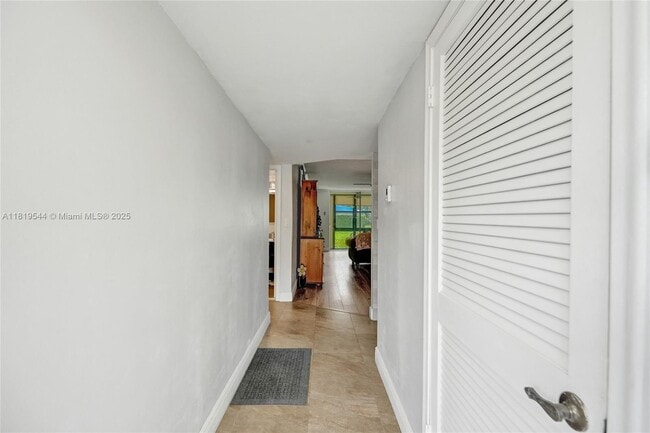 Building Photo - 9410 N Hollybrook Lake Dr