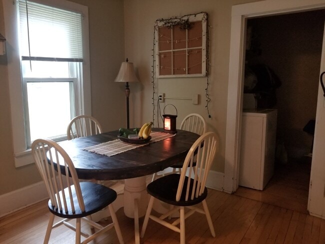 Building Photo - 4 Bed 2 Bath close to UWEC!