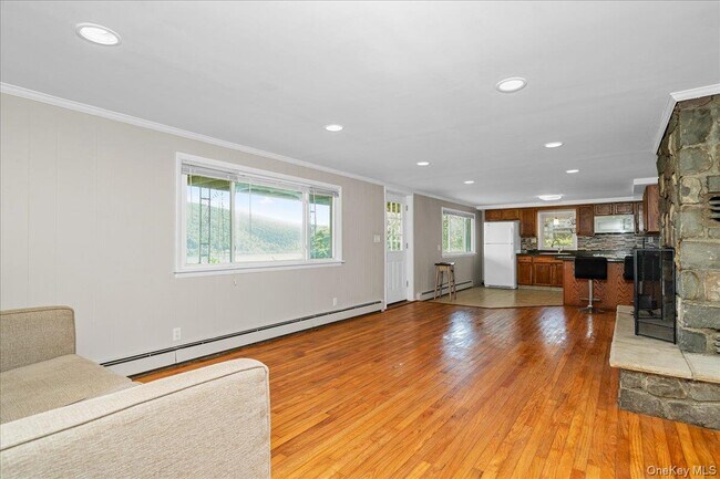 Building Photo - 14 Hemlock Hill