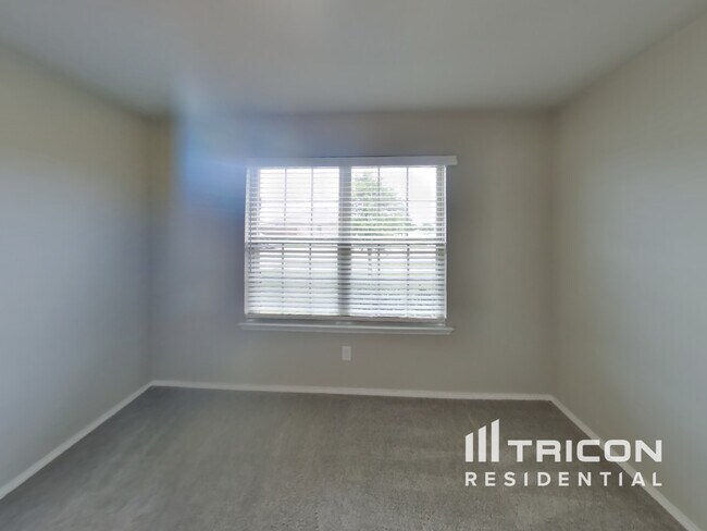 Building Photo - 2321 Triston St