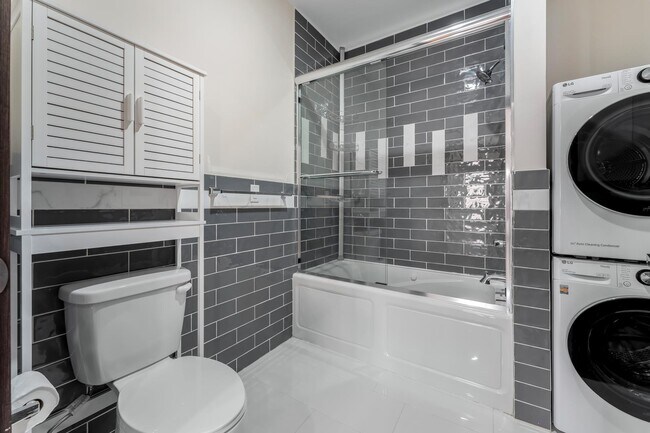 Building Photo - 65-67 Storms Ave