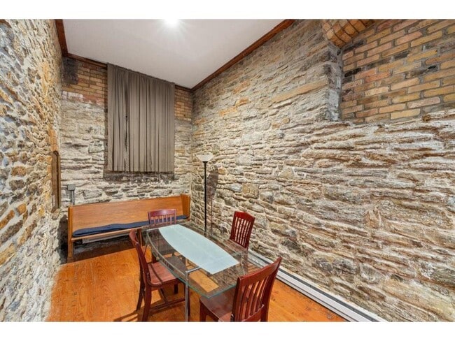 Building Photo - 609 S 9th St