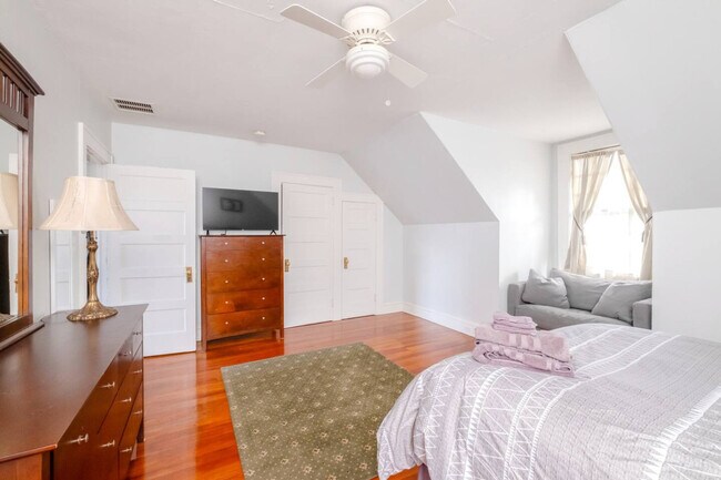 Building Photo - 406 NE 7th Ave