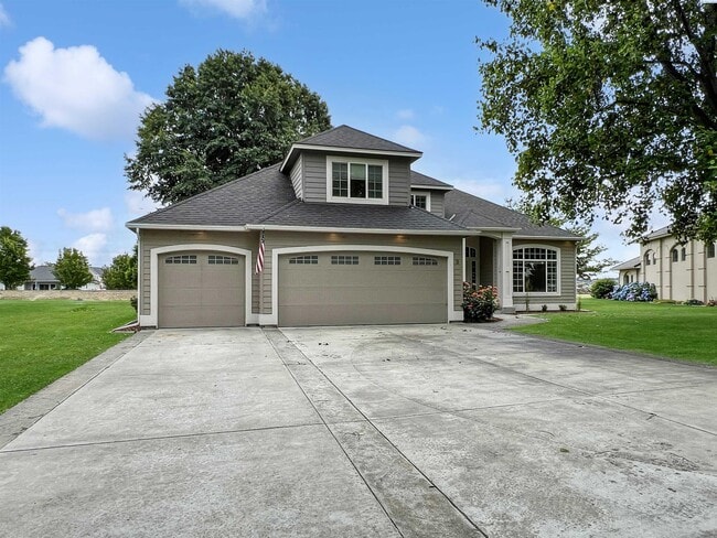 Building Photo - 4 Bedrooms Plus an Office Steps from the R...