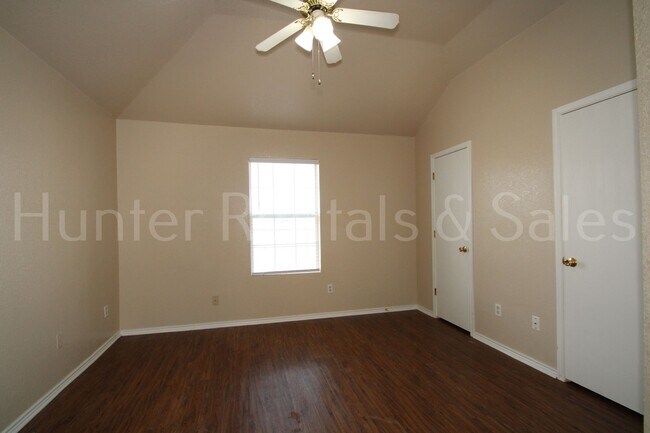 Building Photo - Spacious Three-Bedroom!