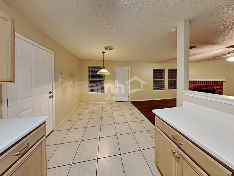 Building Photo - 1528 Englewood Dr