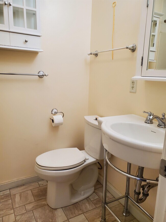 Building Photo - 220 Mascoma St