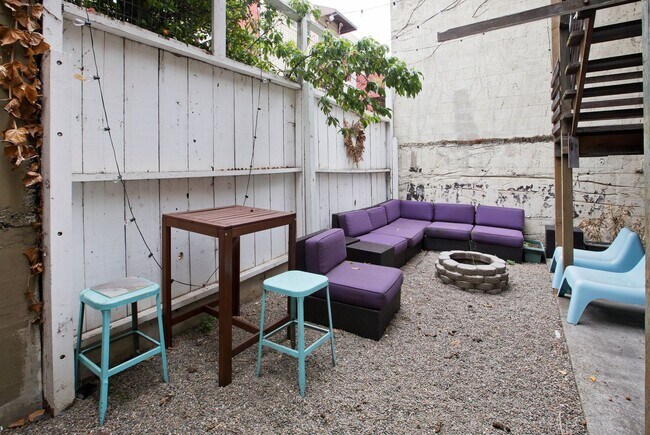 Building Photo - Two Bedroom Condo in SOMA with Yard, Parking, and W/D.