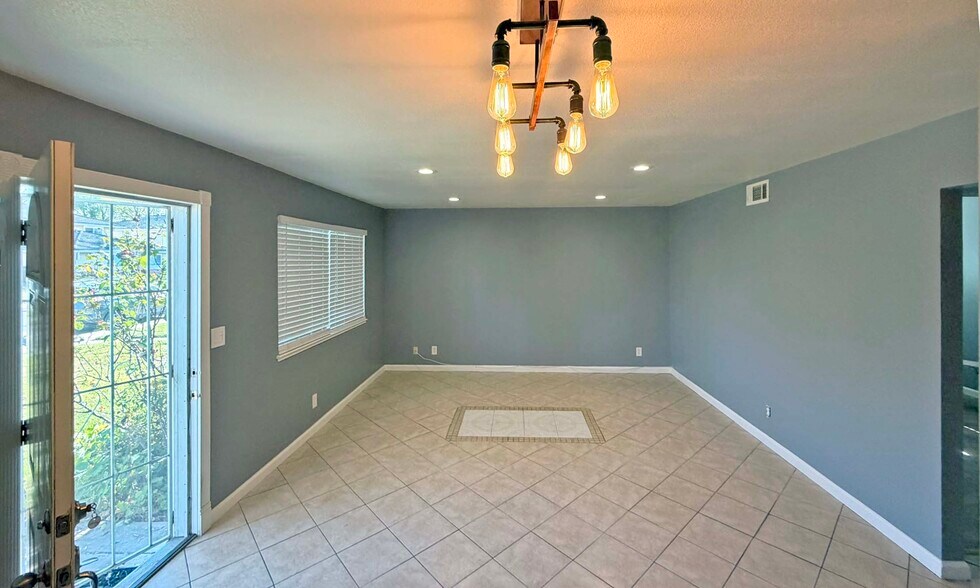 Building Photo - 767 Warring Dr