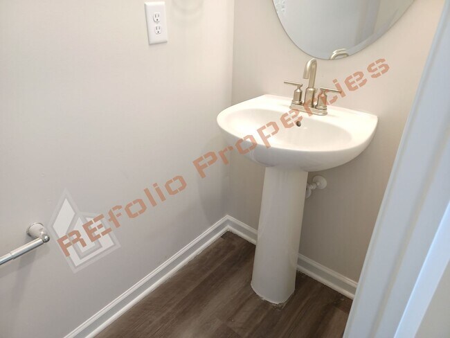Building Photo - Wonderful 3 Bedroom 2-Car Garage House wit...