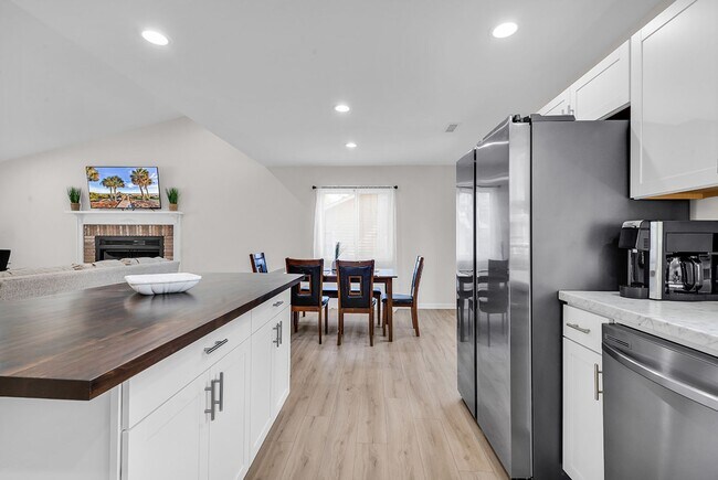 Building Photo - 2405 Bert Dr