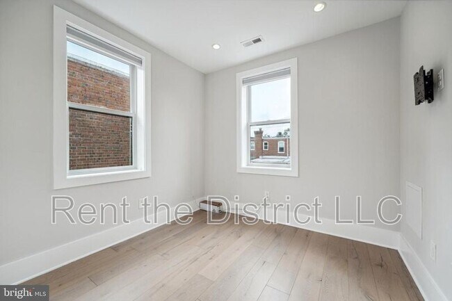 Building Photo - 608 Roxboro Pl NW