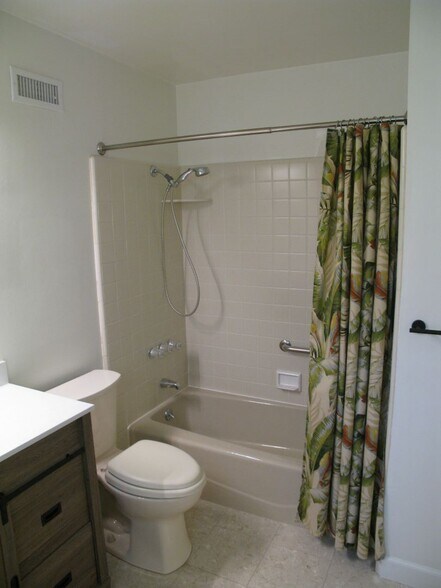 Building Photo - 5137 E Vista Hermosa St