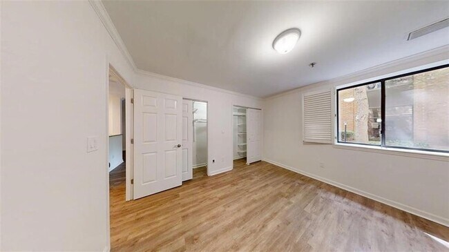 Building Photo - 300 Johnson Ferry Rd