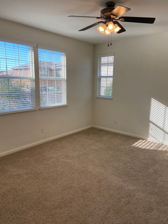 Building Photo - 4 Bedroom, 2.5 Bath - Located in Hideaway Treehouse Community