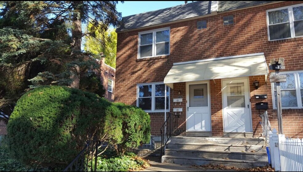 Building Photo - 205 Robbins St