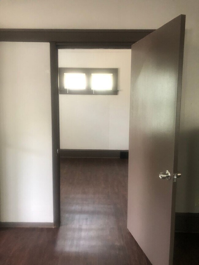 Building Photo - 3 Bedroom, 1 Bath House Available with Private Yard