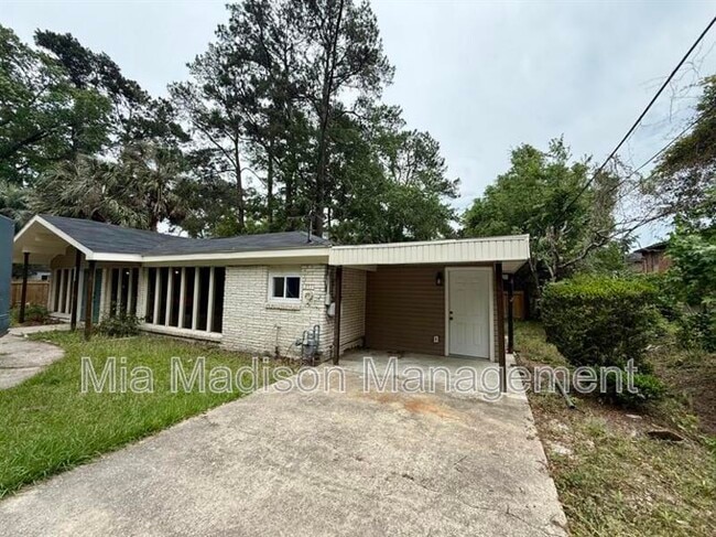 Building Photo - 2233 E Derenne Ave