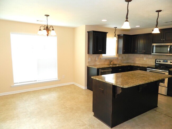 Building Photo - 498 Sebastian Dr