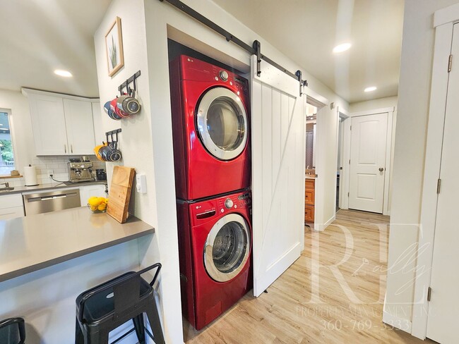 Building Photo - Rambler with Fantastic Covered Deck & Community Pool