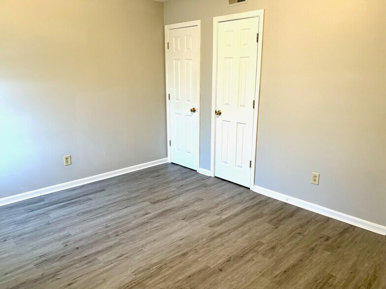 Building Photo - 526 Locher Aly
