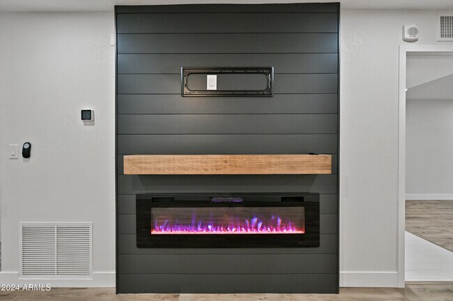 Building Photo - 12212 N Paradise Vlg Pkwy S