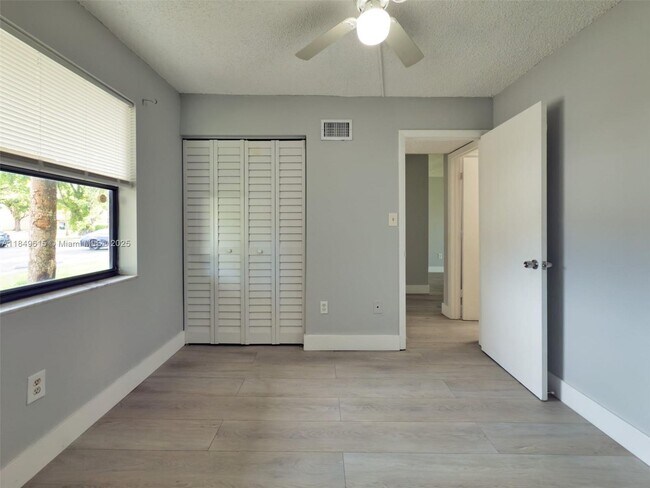 Building Photo - 6001 Shaker Wood Cir