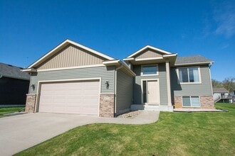 Building Photo - Move-In Ready NW Rochester Home with Finished Lower Level