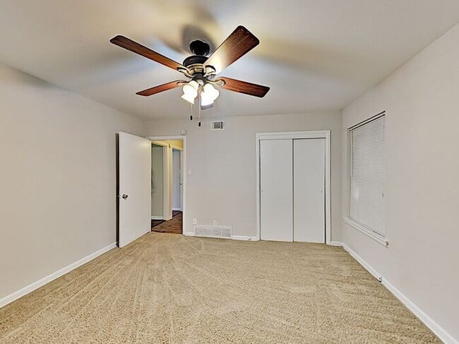 Building Photo - No Application Fees* $500 off 1st Month Rent*