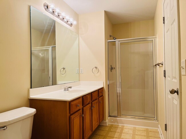 Building Photo - HOA community, swim/tennis, 2 bed, 2bath, ...