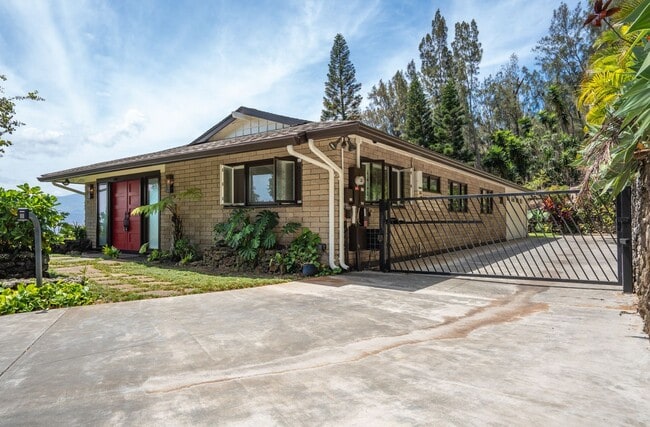 Building Photo - Beautiful Custom Built Home in Wailuku Heights, 2 Bed/3 Bath with Flex Room, Magnificent Ocean/Mo...