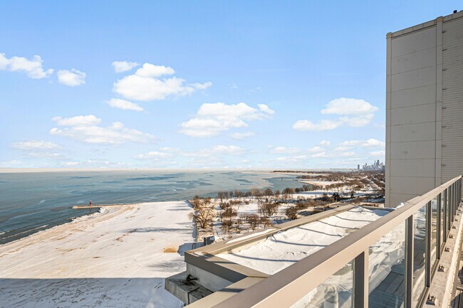 Building Photo - 5757 N Sheridan Rd