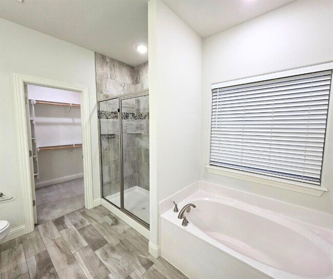 Building Photo - 1001 W Ashmore Landing Loop