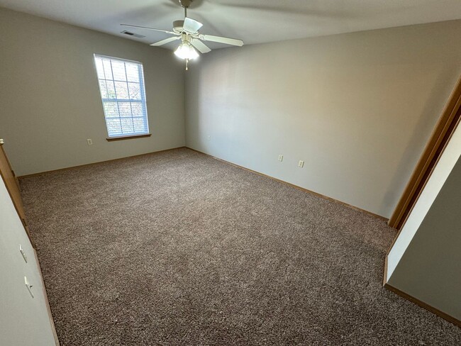 Building Photo - 2 bedroom 2 bath apartment at Parkwood Apa...