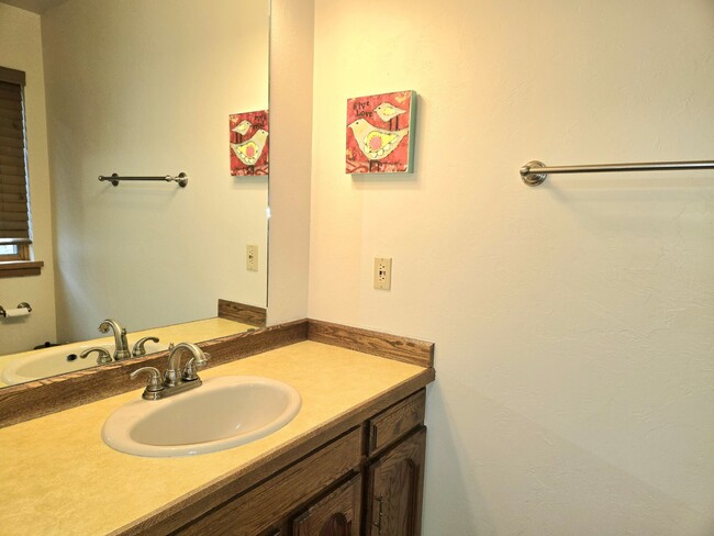 Building Photo - Fully furnished 2 bed/2.5 bath  (avail. th...