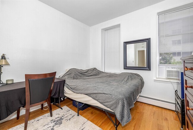 Building Photo - 523 Adams St
