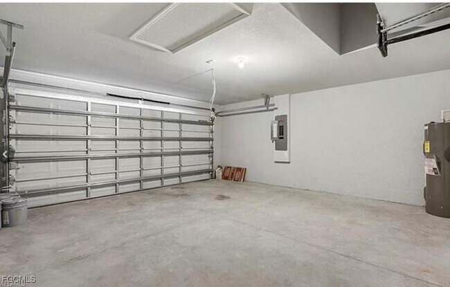 Building Photo - 4023 NE 23rd Pl