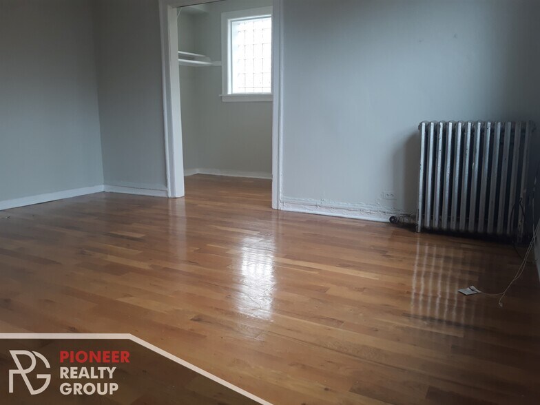 Building Photo - 711 W Belmont Ave