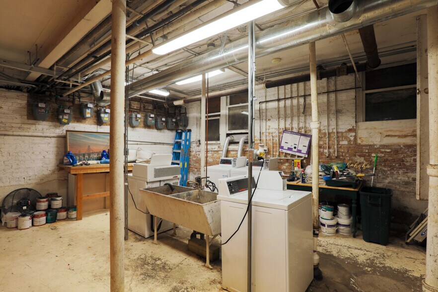 Building Photo - 814 W Cornelia Ave