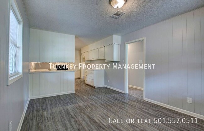 Building Photo - 6806 Brookview Dr