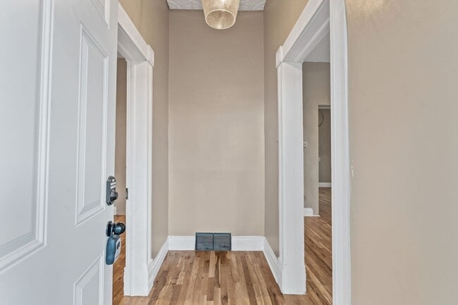 Building Photo - Classic Downtown Home