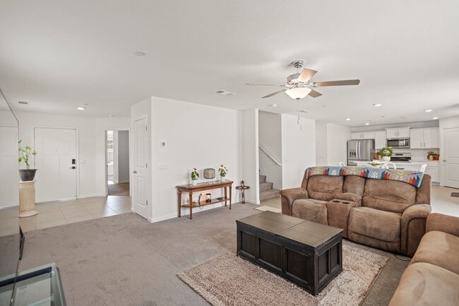 Building Photo - Multi-Generational Home!