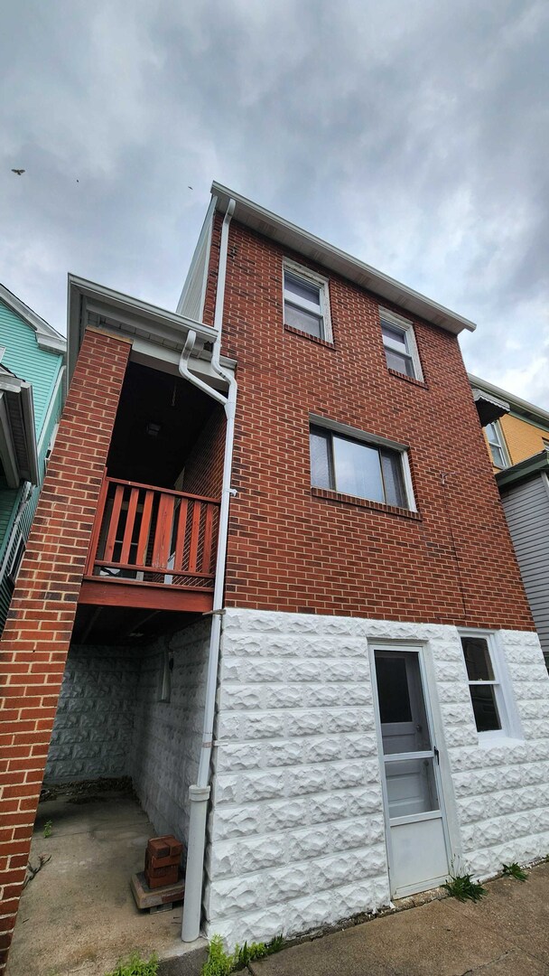 Building Photo - Now showing! Updated 4BR  1 bath house!