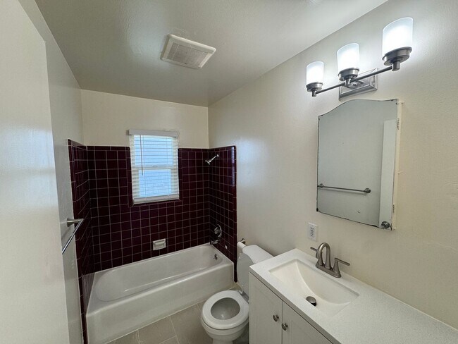 Building Photo - 1056 Pajaro St