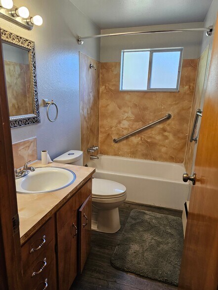 Building Photo - 7519 Lakewood Dr W
