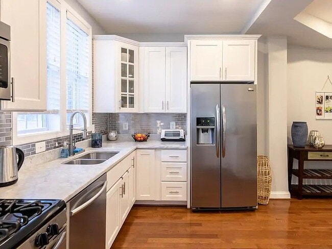 Building Photo - "Spacious 3-Bed, 3-Bath Urban Retreat in Vibrant Washington, DC Neighborhood!"