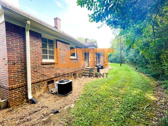 Building Photo - 600 University Rdg