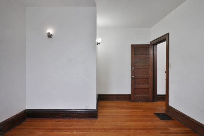 Building Photo - 117 E Lane Ave